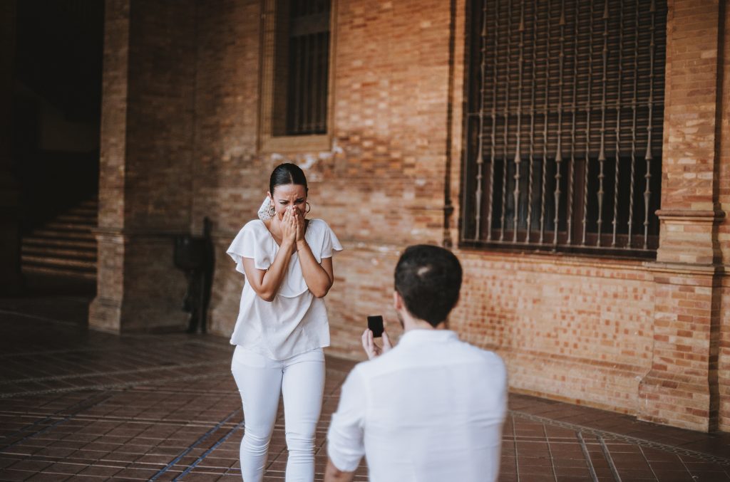 Momento sorpresa y espontaneo de la pedida de mano