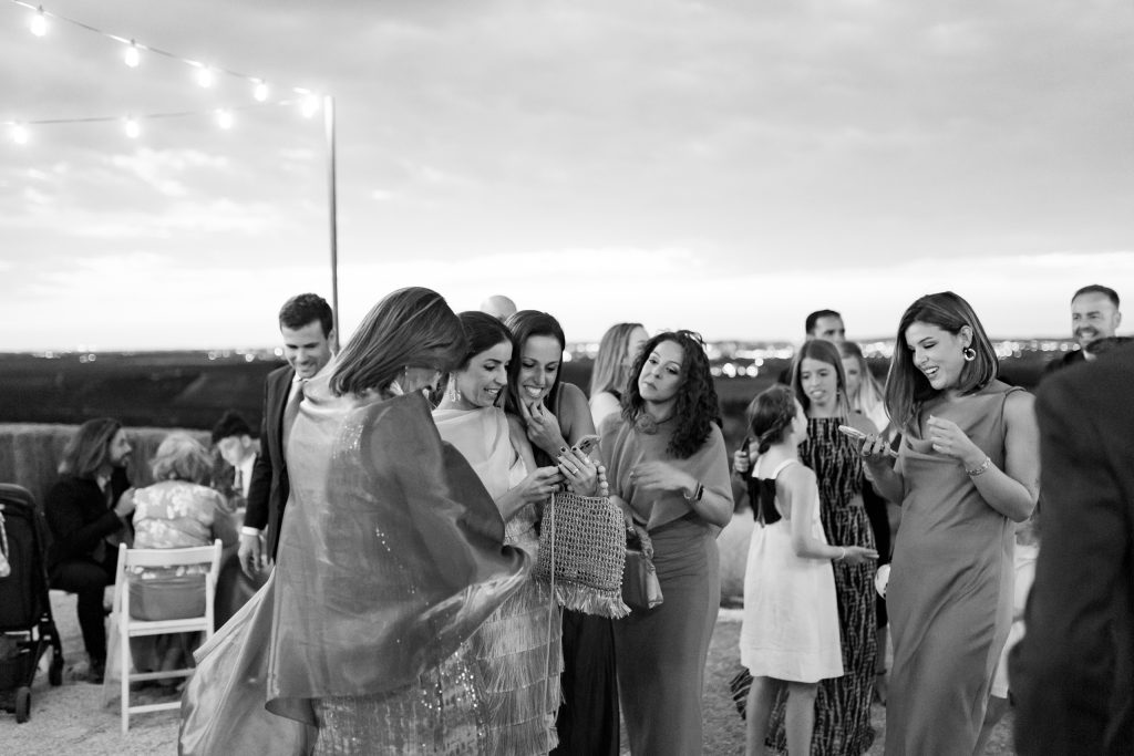 BlancoWhite_Boda_en_Jerez_m0186 Foto divertida y natural de invitadas en el coctel de la boda en Jerez