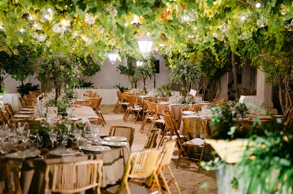 BlancoWhite_Boda_en_Jerez_m0195 Cena en Viña Ágata en el patio interior bajo una parra y la luz acogedora de lámparas de vela