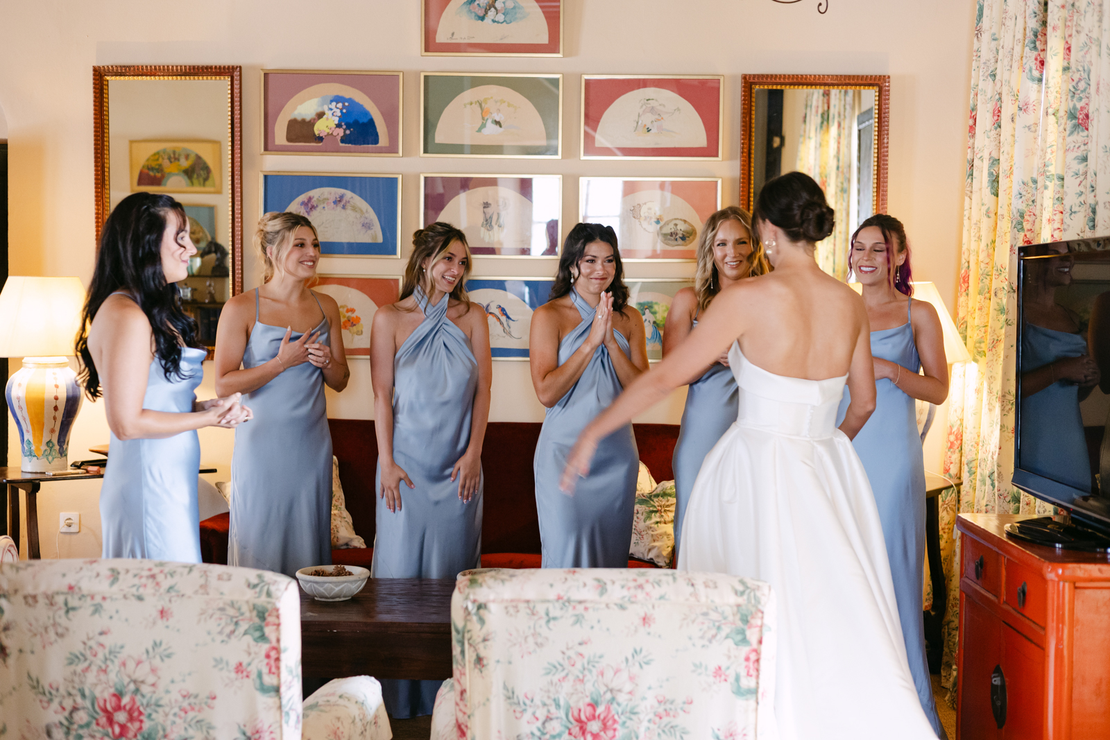 BlancoWhite_WeddingDestination_HaciendadeOran 0032 Bridesmaid ven a la novia con mucha alegria y emocion en Destination wedding Sevilla