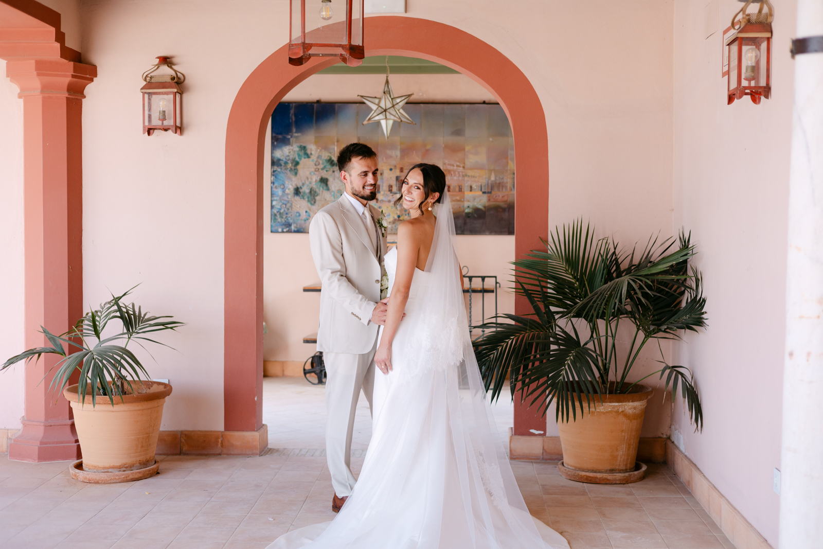 BlancoWhite_WeddingDestination_HaciendadeOran 0064 Destination Wedding at Hacienda de Oran, Fotografía de sesion de novios natural la novia se rie espontaneamente