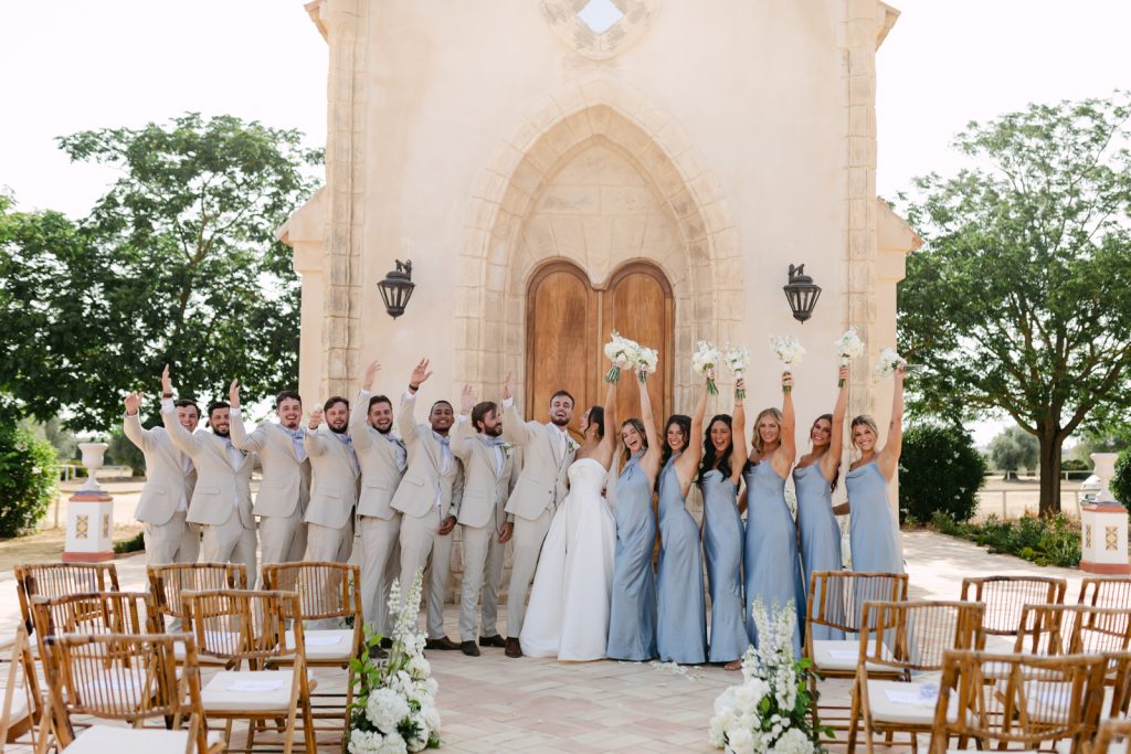 BlancoWhite_WeddingDestination_HaciendadeOran 0111 Destination wedding Seville novios con bridesmaid foto de grupo divertida con risas