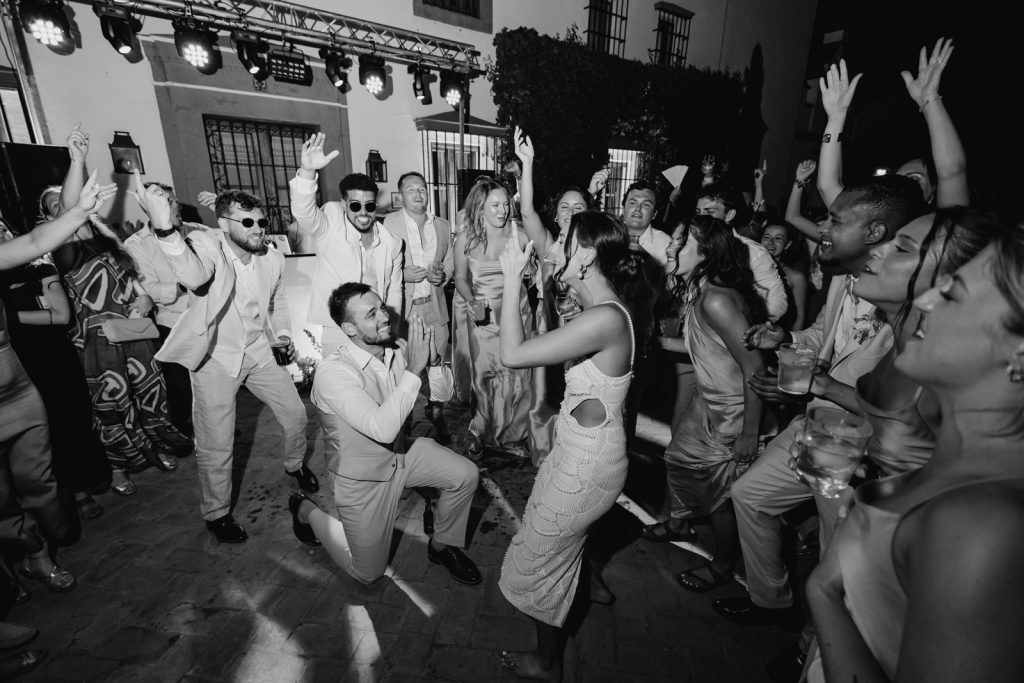 BlancoWhite_WeddingDestination_HaciendadeOran 0209 Novios en la fiesta con amigos en la destination wedding Sevilla