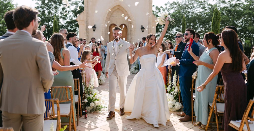 Salida de los novios en Destination wedding at Seville Hacienda de Oran